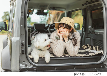 愛犬・ペットと一緒にキャンプ・ハイキング・ドライブに来た若いアジア人女性 115752935