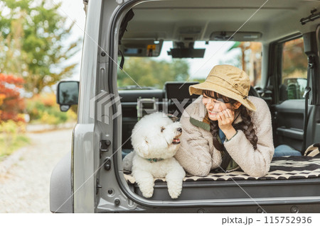 愛犬・ペットと一緒にキャンプ・ハイキング・ドライブに来た若いアジア人女性 愛犬・ペットと一緒にキャンプ・ハイキング・ドライブに来た若いアジア人女性 115752936