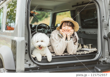 愛犬・ペットと一緒にキャンプ・ハイキング・ドライブに来た若いアジア人女性 115752937