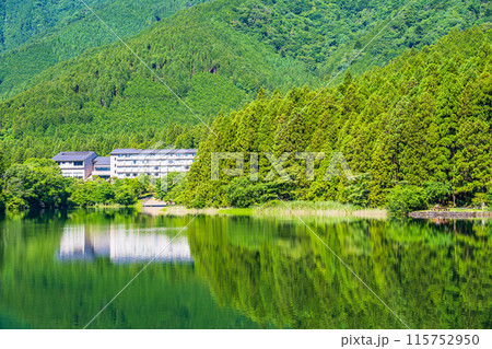 【静岡県】田貫湖・湖畔遊歩道から見る休暇村富士 115752950