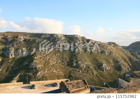 洞窟住居サッシの空 115752962