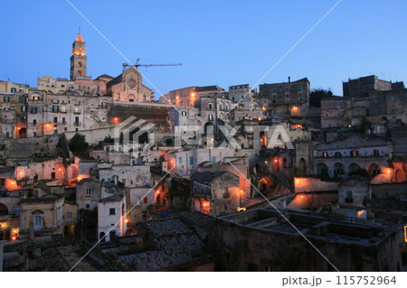 洞窟住居サッシの空 115752964