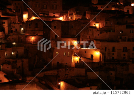 洞窟住居サッシの空 115752965