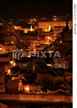 洞窟住居サッシの空 115752966