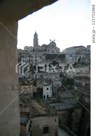 洞窟住居サッシの空 115752968