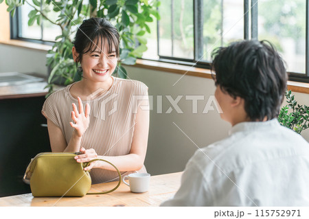 デートでカフェ・飲食店・レストランに来た笑顔の女性 115752971