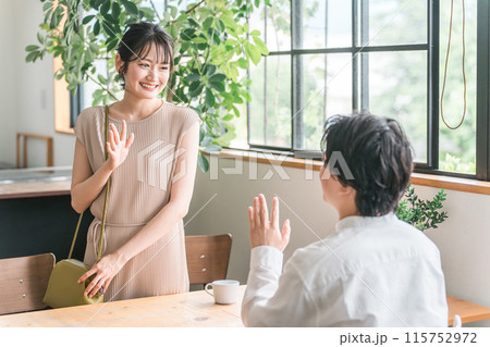 デートでカフェ・飲食店・レストランに来た笑顔の女性 115752972