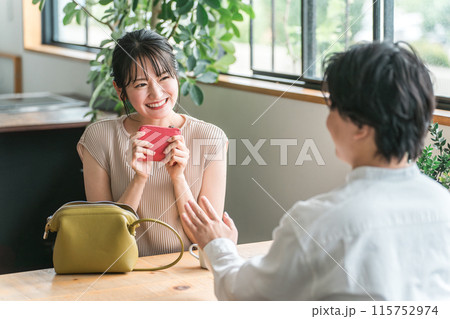 デートでカフェ・飲食店・レストランに来た笑顔の女性 115752974