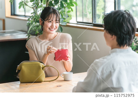 デートでカフェ・飲食店・レストランに来た笑顔の女性(千円札・割り勘) デートでカフェ・飲食店・レストランに来た笑顔の女性(千円札・割り勘) 115752975