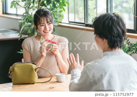 デートでカフェ・飲食店・レストランに来た女性と男性のカップル(千円札・割り勘) デートでカフェ・飲食店・レストランに来た女性と男性のカップル(千円札・割り勘) 115752977