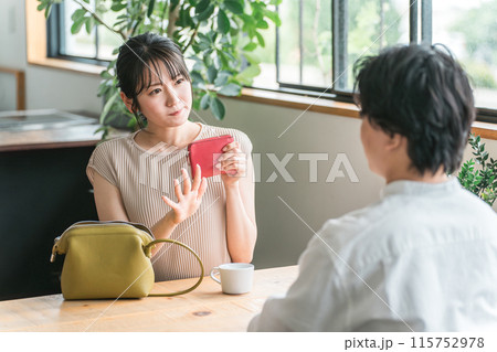 デートでカフェ・飲食店・レストランに来た女性と男性のカップル（千円札・割り勘） 115752978