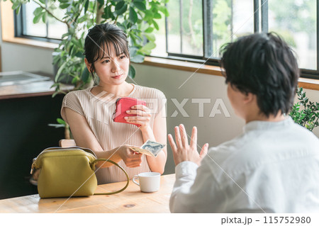 デートでカフェ・飲食店・レストランに来た女性と男性のカップル（千円札・割り勘） 115752980