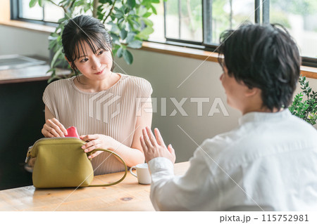 デートでカフェ・飲食店・レストランに来た笑顔の女性 デートでカフェ・飲食店・レストランに来た笑顔の女性 115752981