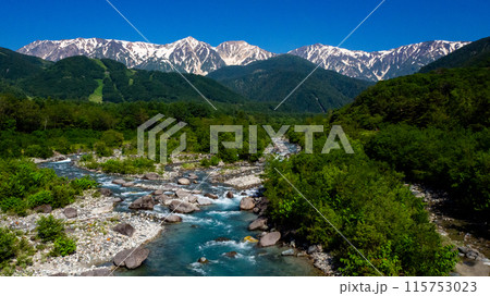新緑の白馬村　北アルプスと松川　白馬三山 115753023