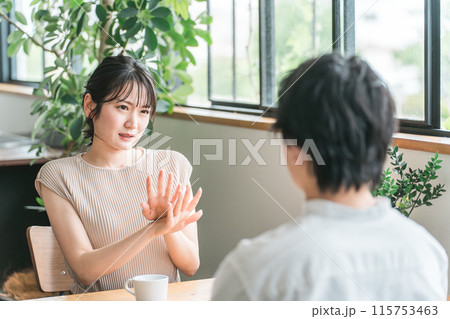 デートでカフェ・飲食店・レストランに来た女性（断る・拒否） 115753463