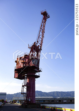 赤いクレーン 115753513