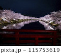 【青森】弘前公園の満開の桜ライトアップと堀のリフレクション 115753619