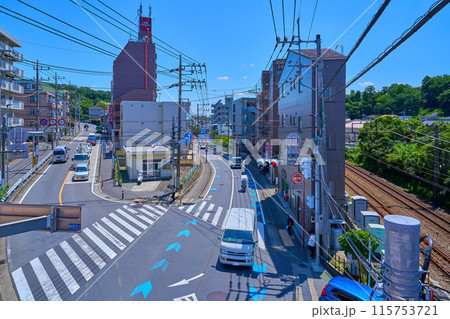神奈川県川崎市多摩区西生田2丁目の読売ランド前駅入口から(津久井道)東側方面を俯瞰 115753721