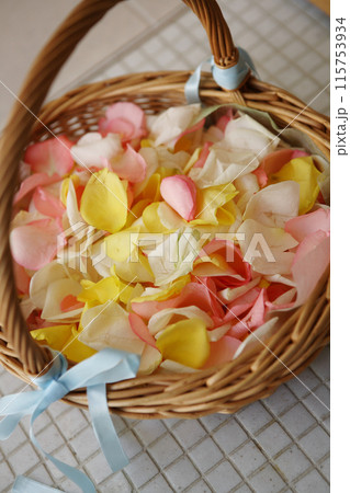 花びらのイメージ写真 フラワーシャワー 花びらのイメージ写真 フラワーシャワー 115753934