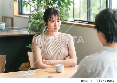 デートでカフェ・飲食店・レストランで怒る女性（夫婦喧嘩） 115754063