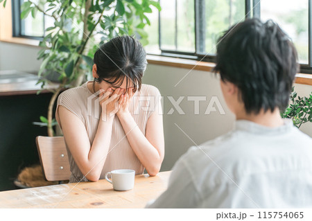 デートでカフェ・飲食店・レストランでショックを受けて泣く女性(悲しい・夫婦喧嘩) デートでカフェ・飲食店・レストランでショックを受けて泣く女性(悲しい・夫婦喧嘩) 115754065