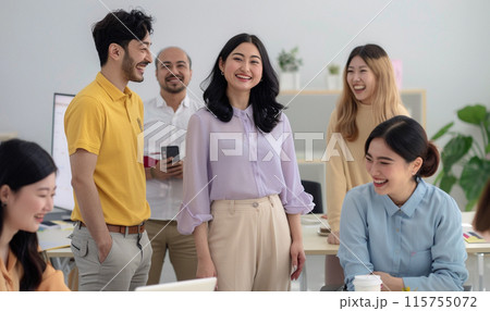 和やかに打ち合わせする多国籍なチーム_3 115755072