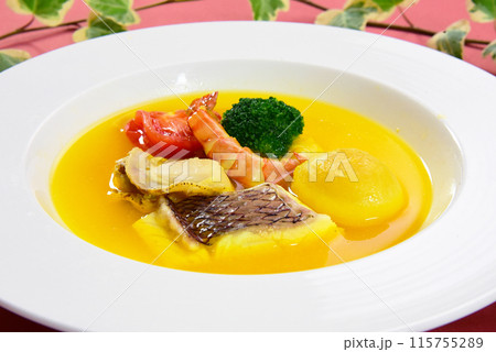 洋食料理 海老と鯛と帆立のシーフードブイヤベース 洋食料理 海老と鯛と帆立のシーフードブイヤベース 115755289