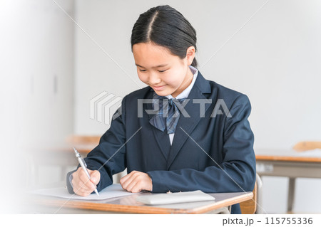 学校で勉強するブレザー・制服姿の女子中学生・高校生（笑顔） 115755336