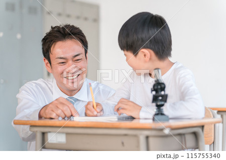 学校の授業で理科の実験・観察・研究・勉強をする小学生の男の子と先生・教師(顕微鏡) 学校の授業で理科の実験・観察・研究・勉強をする小学生の男の子と先生・教師(顕微鏡) 115755340
