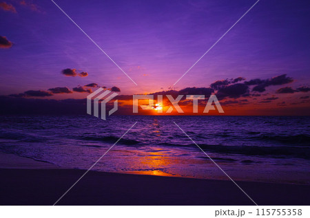 真夏の宮古島。来間島の長間浜ビーチから見た夕日 真夏の宮古島。来間島の長間浜ビーチから見た夕日 115755358