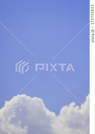 雲のある青空 (背景素材） 115755633
