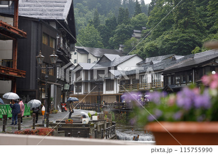 風情ある銀山温泉の雨の情景 115755990