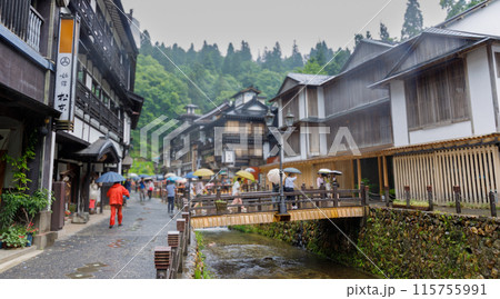 風情ある銀山温泉の雨の情景 風情ある銀山温泉の雨の情景 115755991