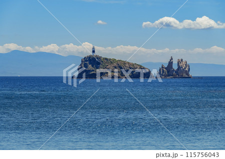 【青森県下北半島脇野沢鯛島】下北ジオパーク内にある鯛に似た無人島は鯛島と呼ばれている 115756043