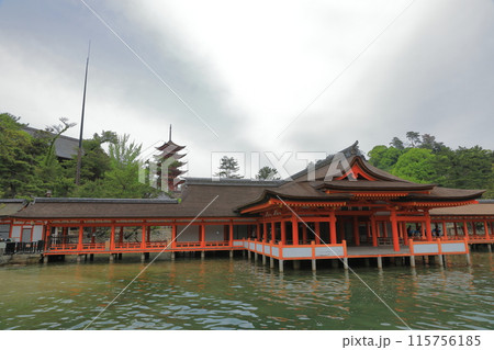 安芸の宮島の五重塔と厳島神社本殿の眺め 115756185