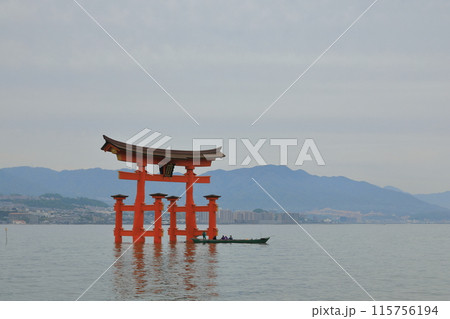 ろかい舟から厳島神社の大鳥居を眺める観光客の姿 115756194