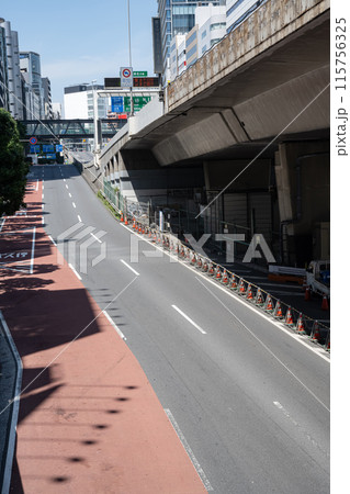 東京都渋谷の立体交差する道路の風景 115756325