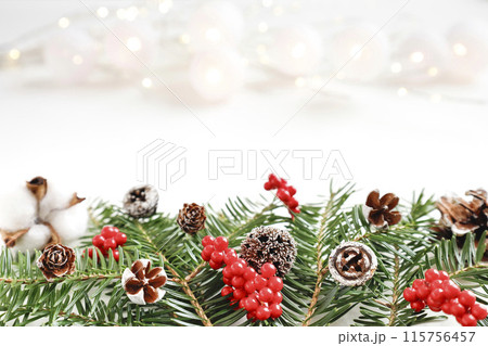 クリスマスイメージのスワッグと白バックのキラキラ素材 115756457