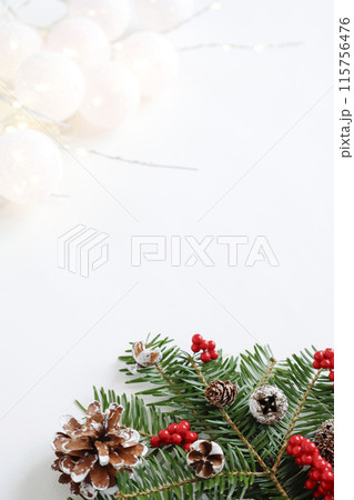 クリスマスイメージのスワッグと白バックのキラキラ素材 クリスマスイメージのスワッグと白バックのキラキラ素材 115756476