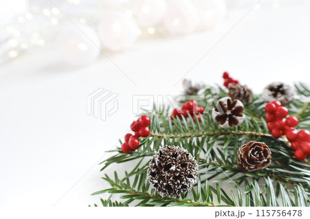 クリスマスイメージのスワッグと白バックのキラキラ素材 クリスマスイメージのスワッグと白バックのキラキラ素材 115756478