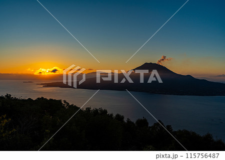 寺山公園展望台から見る桜島と朝日（鹿児島市） 115756487