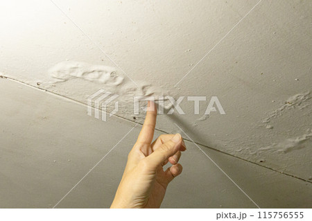 雨漏りで天井の塗装がぶかぶかになっている 洗面所の天井の雨漏り 雨漏りで天井の塗装がぶかぶかになっている 洗面所の天井の雨漏り 115756555