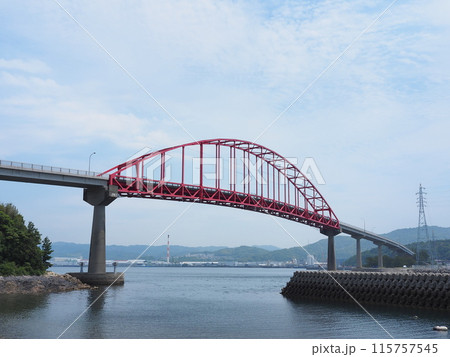 島から見る「笠戸大橋」工業地帯を遠望①(山口県下松市) 島から見る「笠戸大橋」工業地帯を遠望①(山口県下松市) 115757545