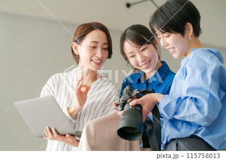 撮影の打ち合わせをする女性達 115758013