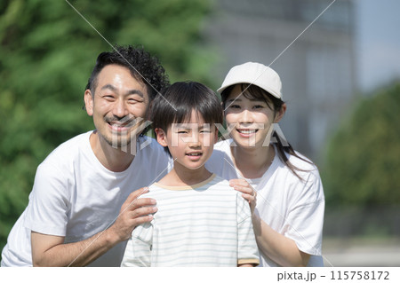 夏の強い日差しの中遊びにいく家族のカメラ目線　夏のお出かけやレジャーのイメージ 115758172