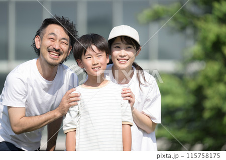夏の強い日差しの中遊びにいく家族 夏のお出かけやレジャーのイメージ 夏の強い日差しの中遊びにいく家族 夏のお出かけやレジャーのイメージ 115758175