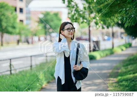 通勤する若い女性 通勤する若い女性 115759087