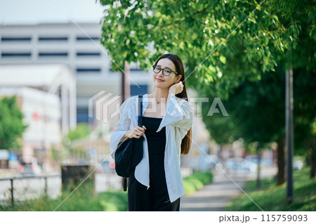 通勤する若い女性 115759093