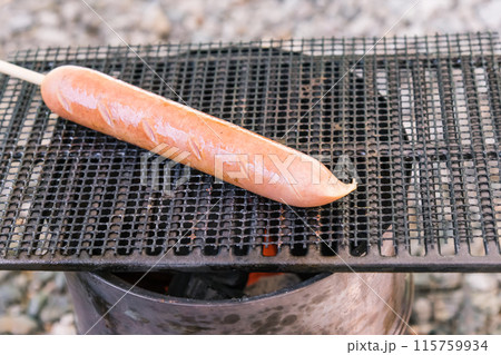 【オートキャンプ場でソロキャンプ 網でフランクを焼く】 【オートキャンプ場でソロキャンプ 網でフランクを焼く】 115759934