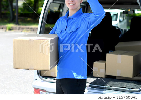 外で荷物を運ぶ配送ドライバーの笑顔の男性 115760045